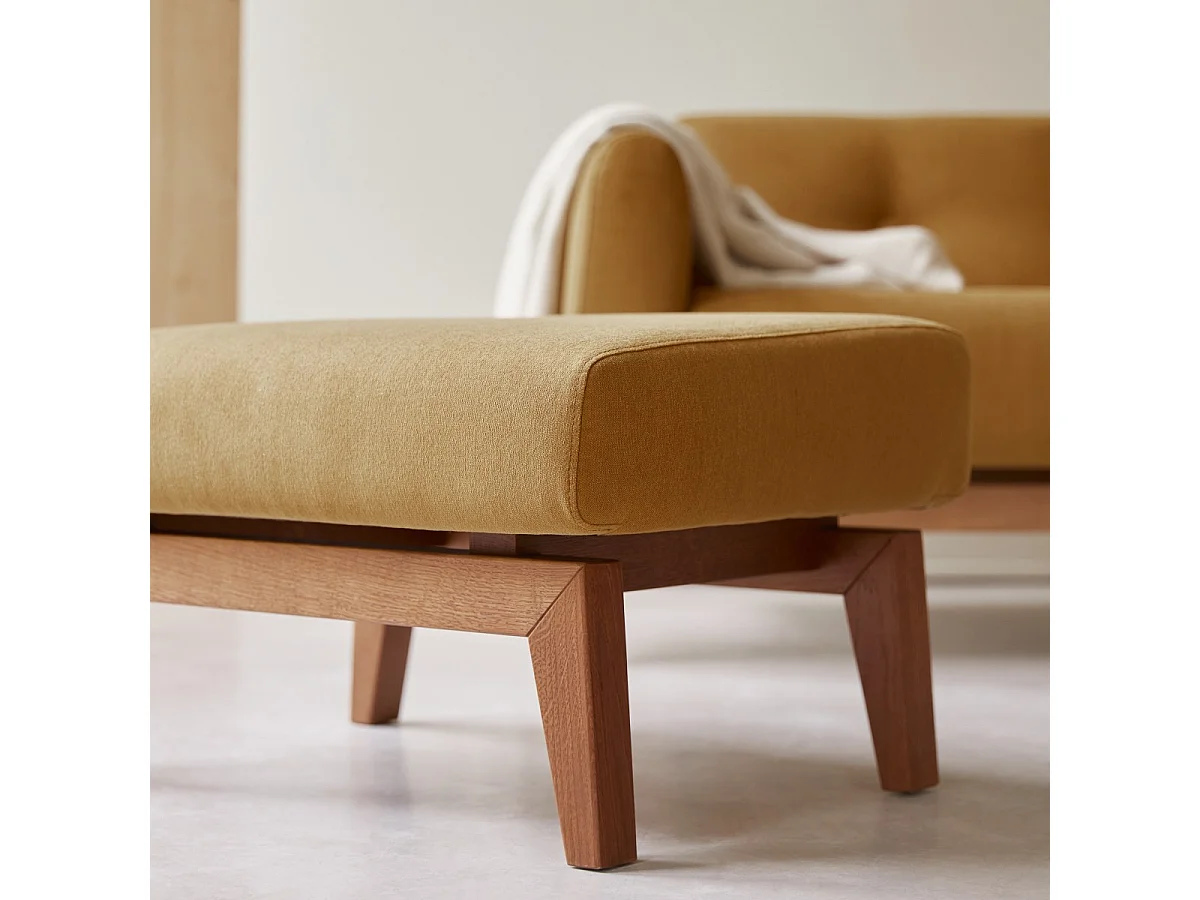 Fußhocker Bjorn aus senffarbenem Stoff, 1 Sitzplatz