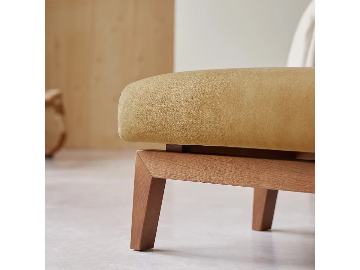 Fußhocker Bjorn aus senffarbenem Stoff, 1 Sitzplatz