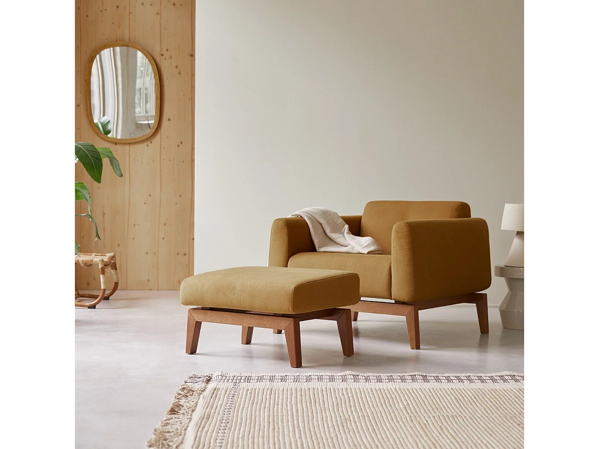 Fußhocker Bjorn aus senffarbenem Stoff, 1 Sitzplatz