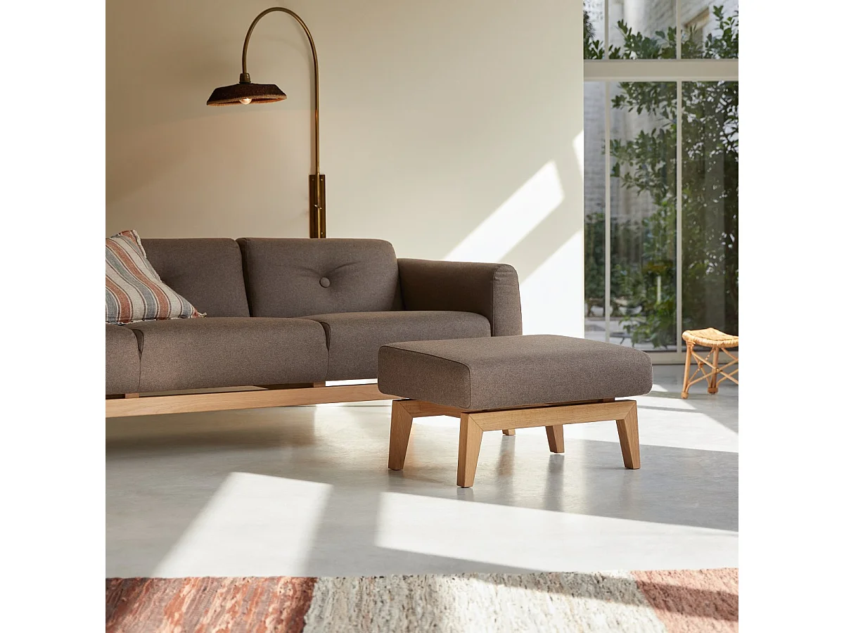 Fußhocker Bjorn aus braunem Stoff, 1 Sitzplatz