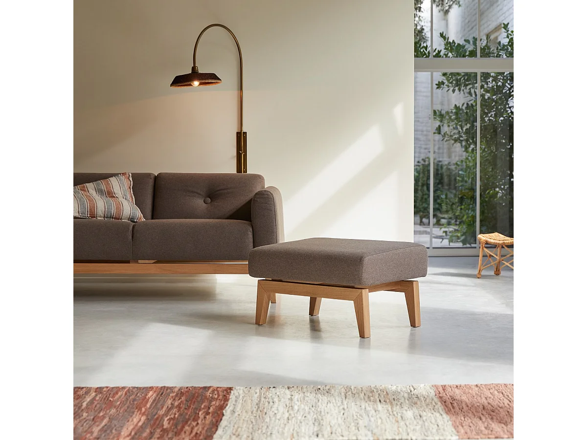 Fußhocker Bjorn aus braunem Stoff, 1 Sitzplatz