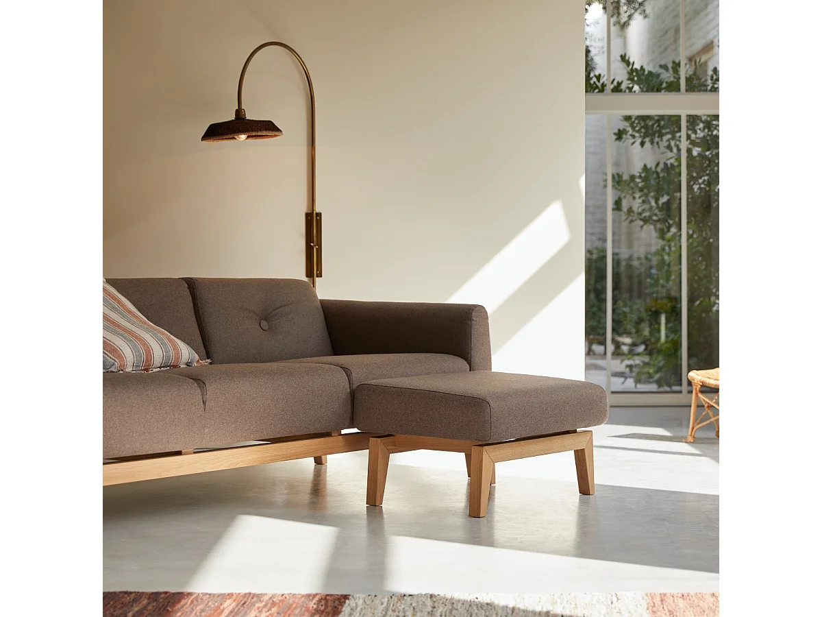 Fußhocker Bjorn aus braunem Stoff, 1 Sitzplatz