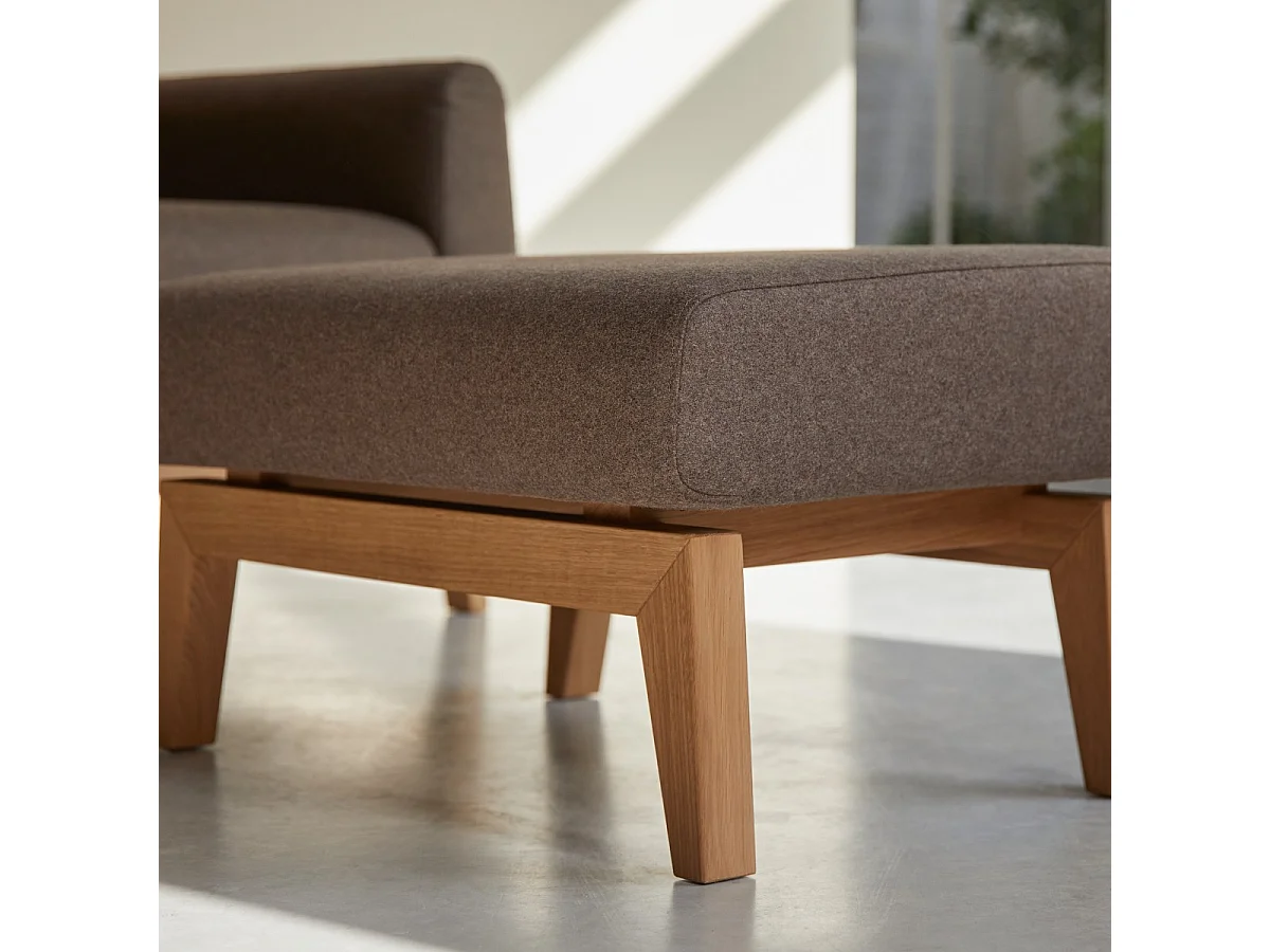 Fußhocker Bjorn aus braunem Stoff, 1 Sitzplatz