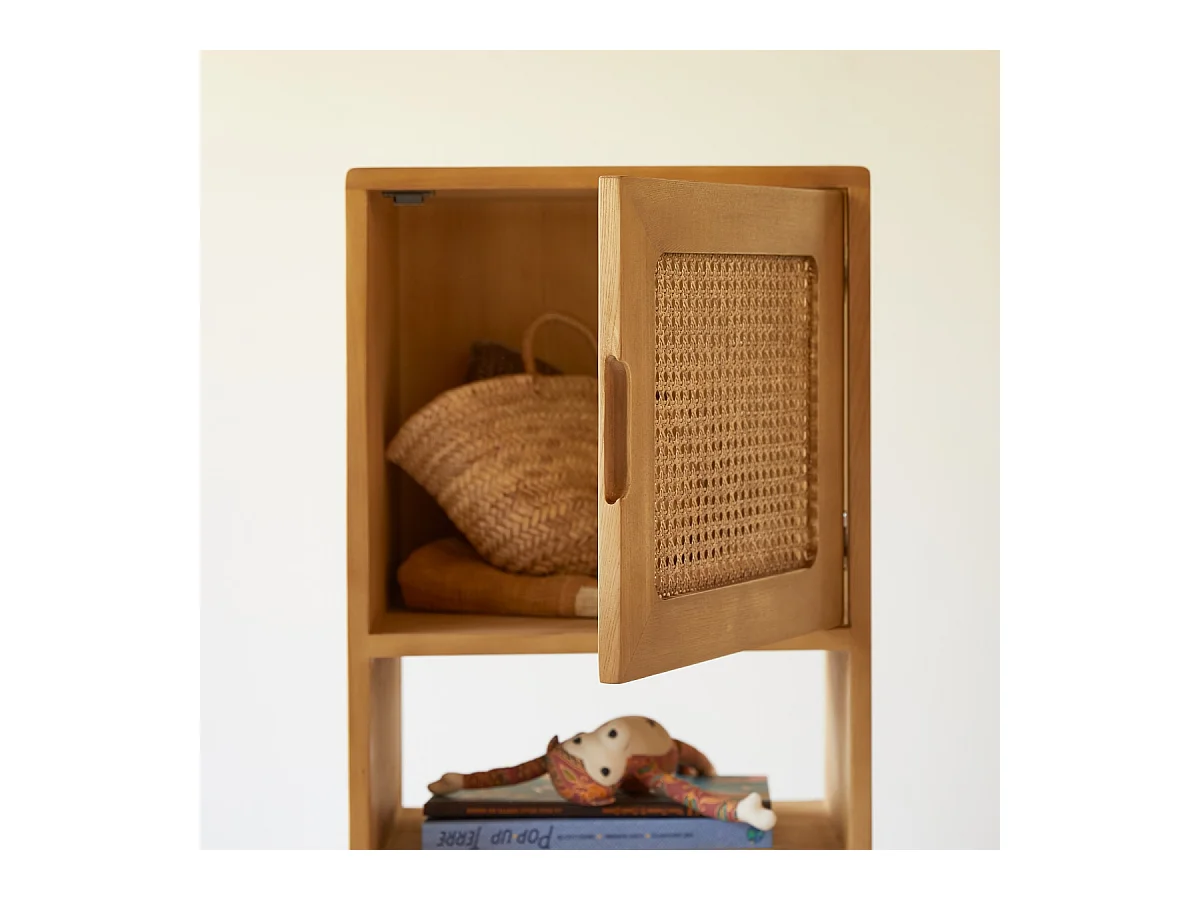 Libreria alta per bambini in legno di olmo e paglia di Vienna Luis