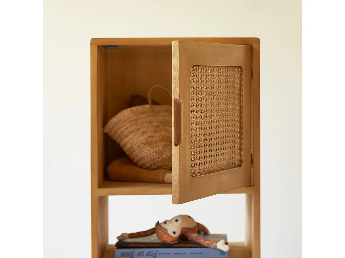Hoher Kinder-Bücherschrank Luis aus Ulmenholz und Rattangeflecht
