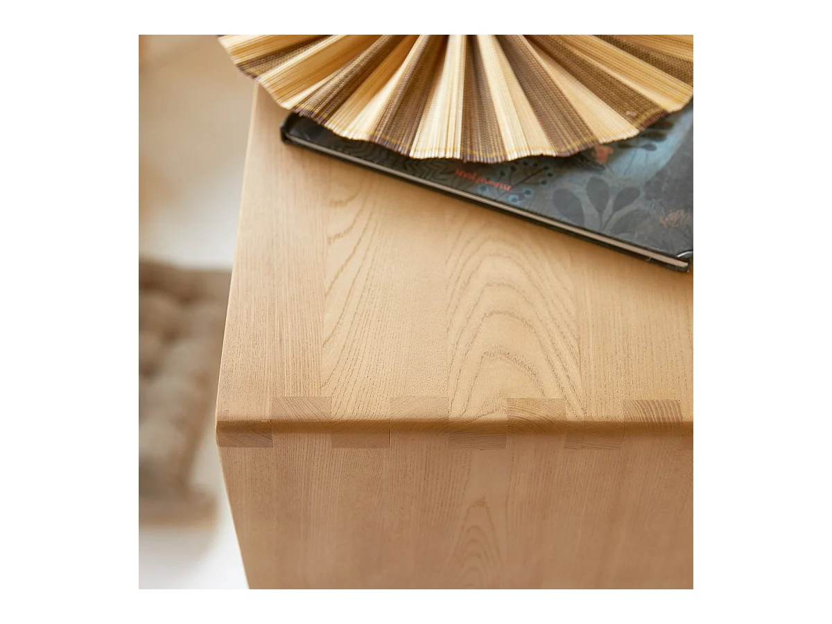 Libreria bassa per bambini in legno massello di olmo e paglia di Vienna Luis