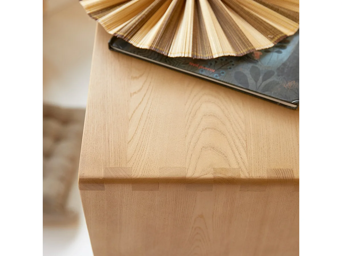 Niedriger Kinder-Bücherschrank Luis aus massivem Ulmenholz und Rattangeflecht