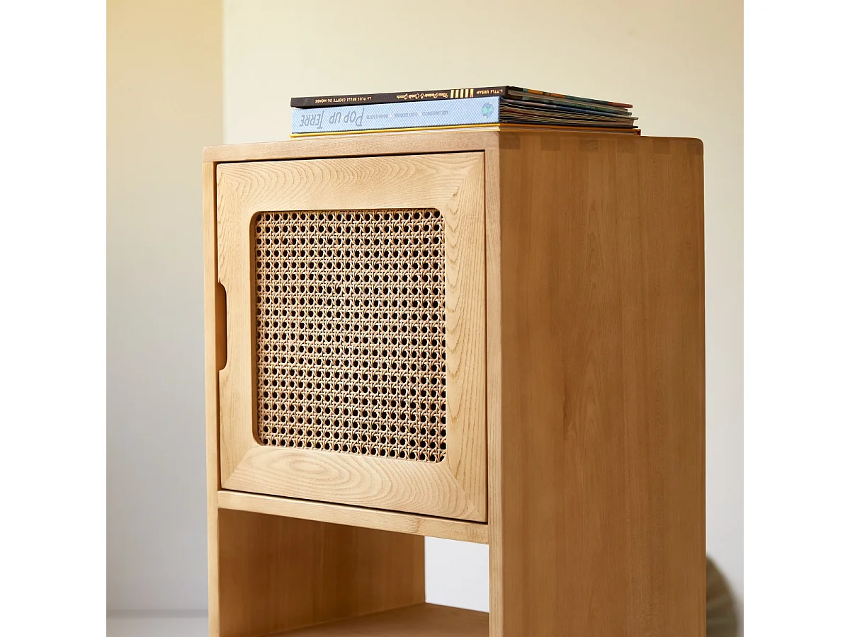 Niedriger Kinder-Bücherschrank Luis aus massivem Ulmenholz und Rattangeflecht