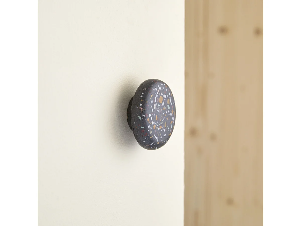 Appendiabiti tondo in battuto di terrazzo Eda, coriandoli
