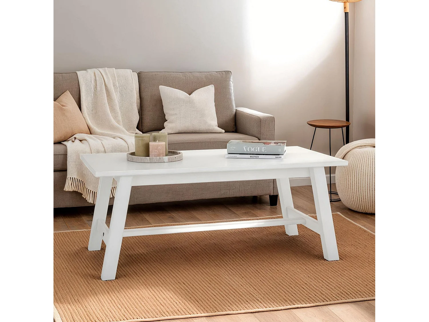Table basse LUZERNA rectangulaire pour salon en bois massif blanc, 110 x 45 cm, design moderne minimaliste, pieds en bois