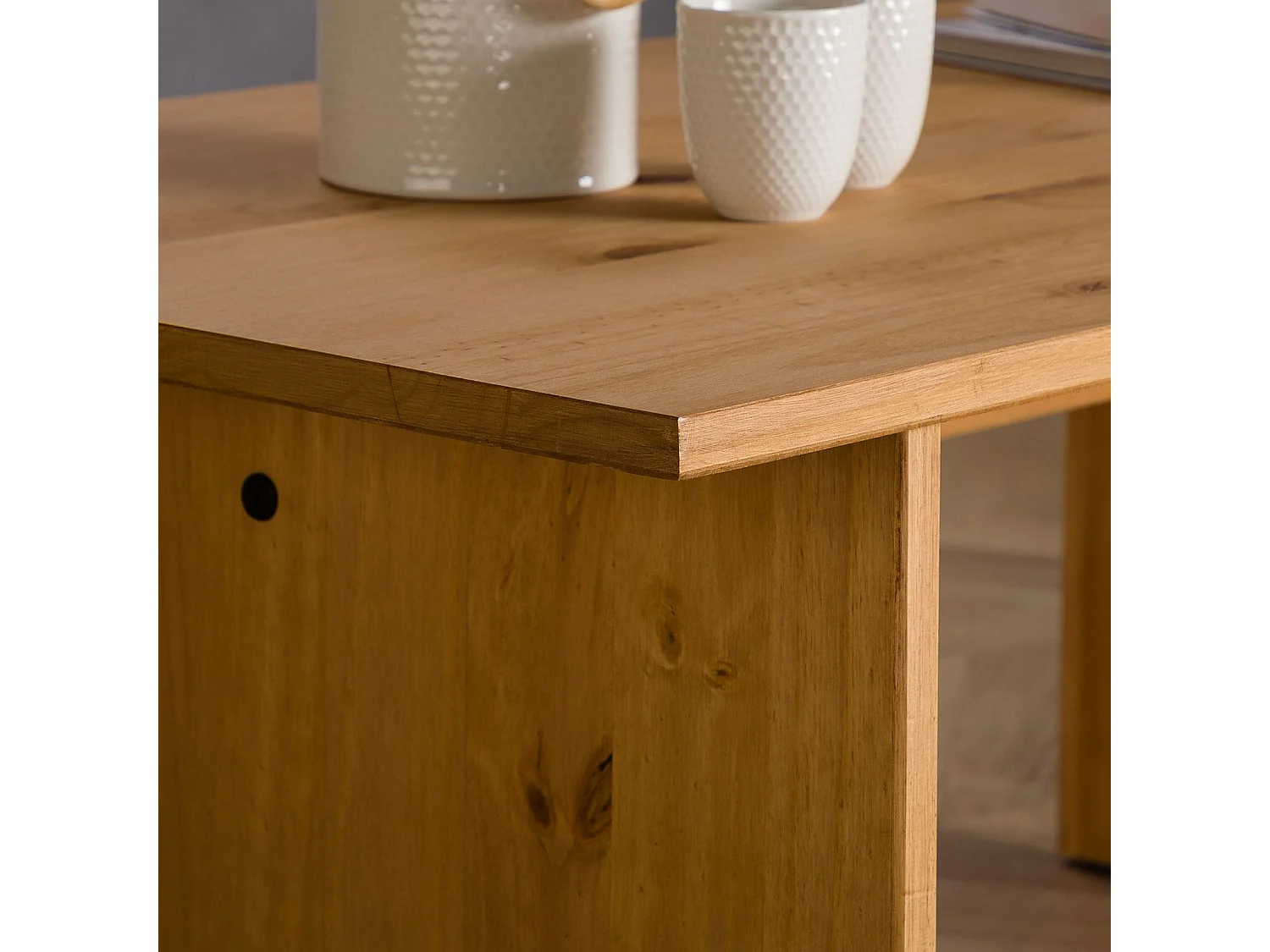 Table basse SALTO rectangulaire pour salon en bois massif finition laquée, 110x45 cm, élégante et minimaliste, pieds en bois