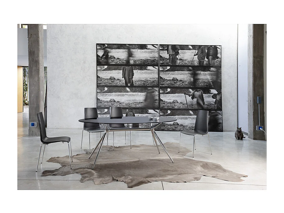 Lot de 2 chaises design en plastique et métal Mannequin