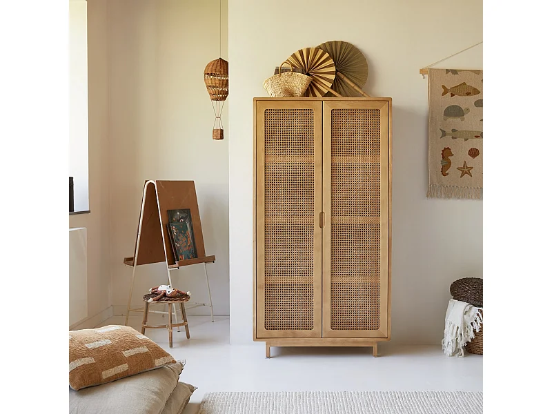 Armoire enfant en bois d'orme massif et cannage Luis