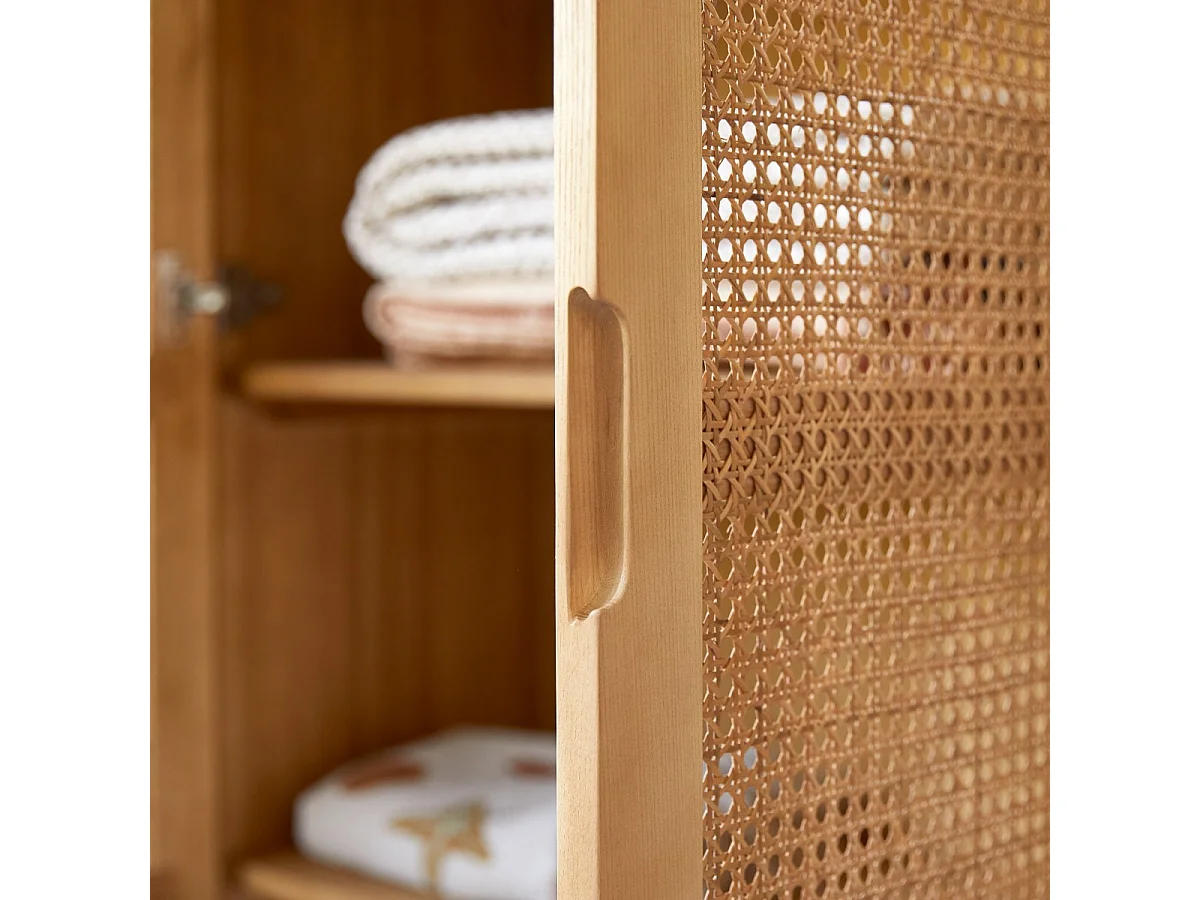 Armoire enfant en bois d'orme massif et cannage Luis