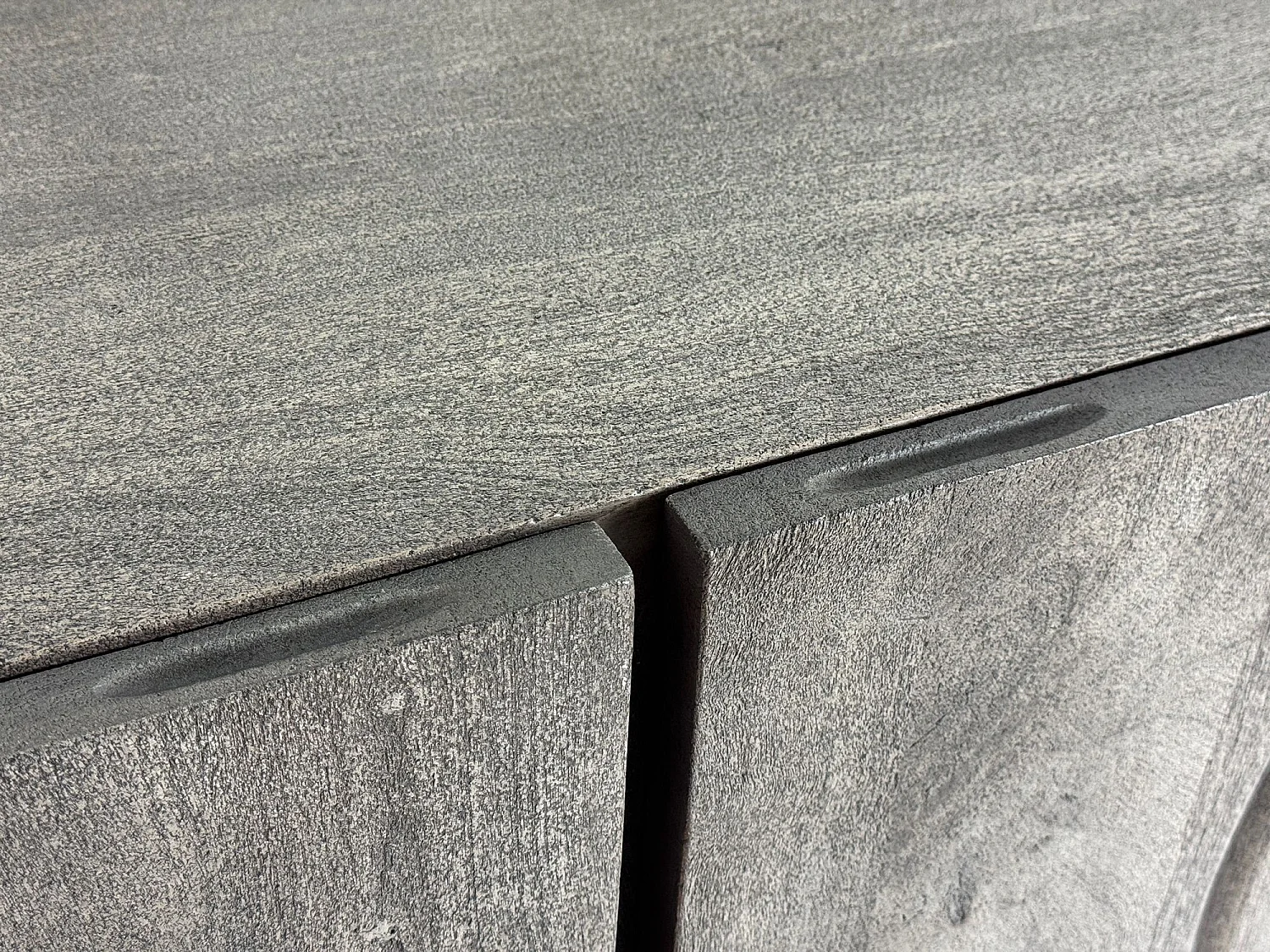 Meuble TV Acacia Gris Fumé 160x56x46 cm 3 Portes Pieds Métal Salon