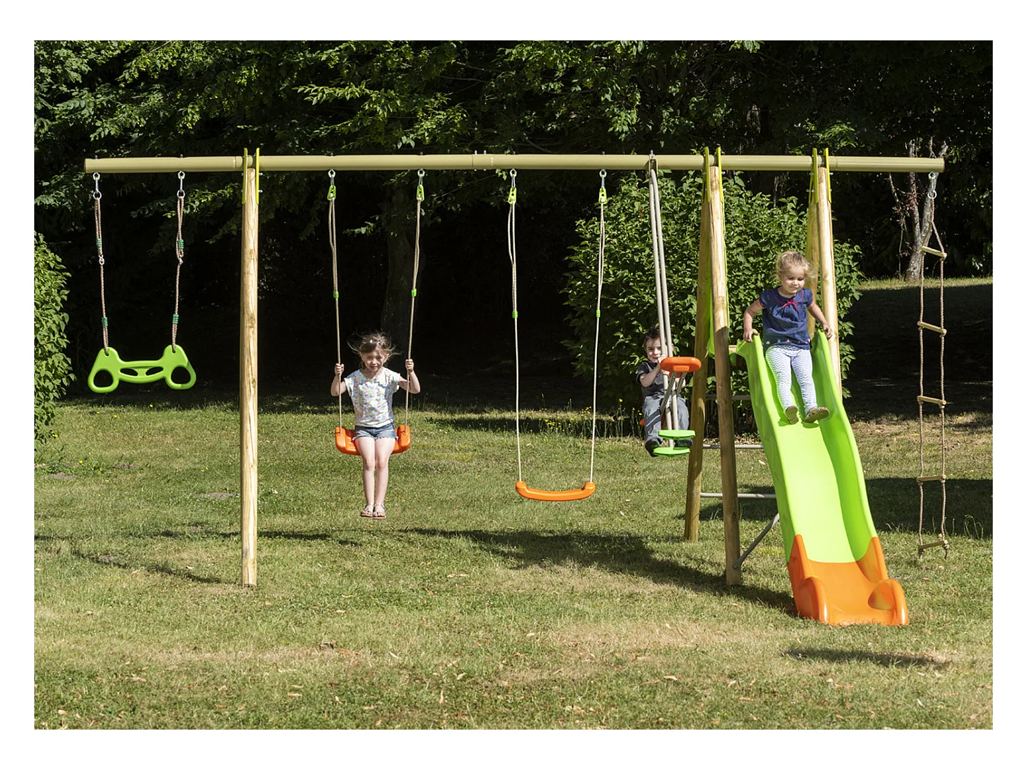 Speeltuin Makuta: Schommel met 5 activiteiten, glijbaan en platform (2,30 m) - Hout en metaal