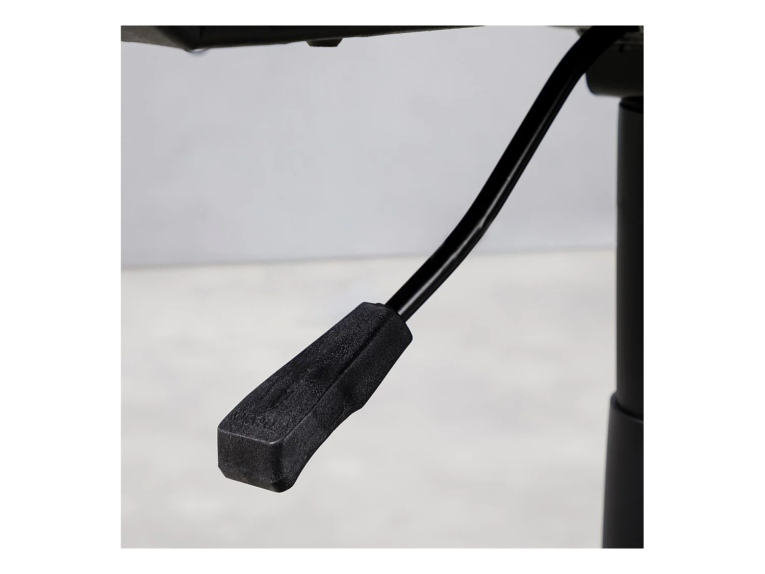 Chaise de bureau TODI noir assise pivotante et réglable en hauteur 99 cm, roulettes adaptées à la moquette