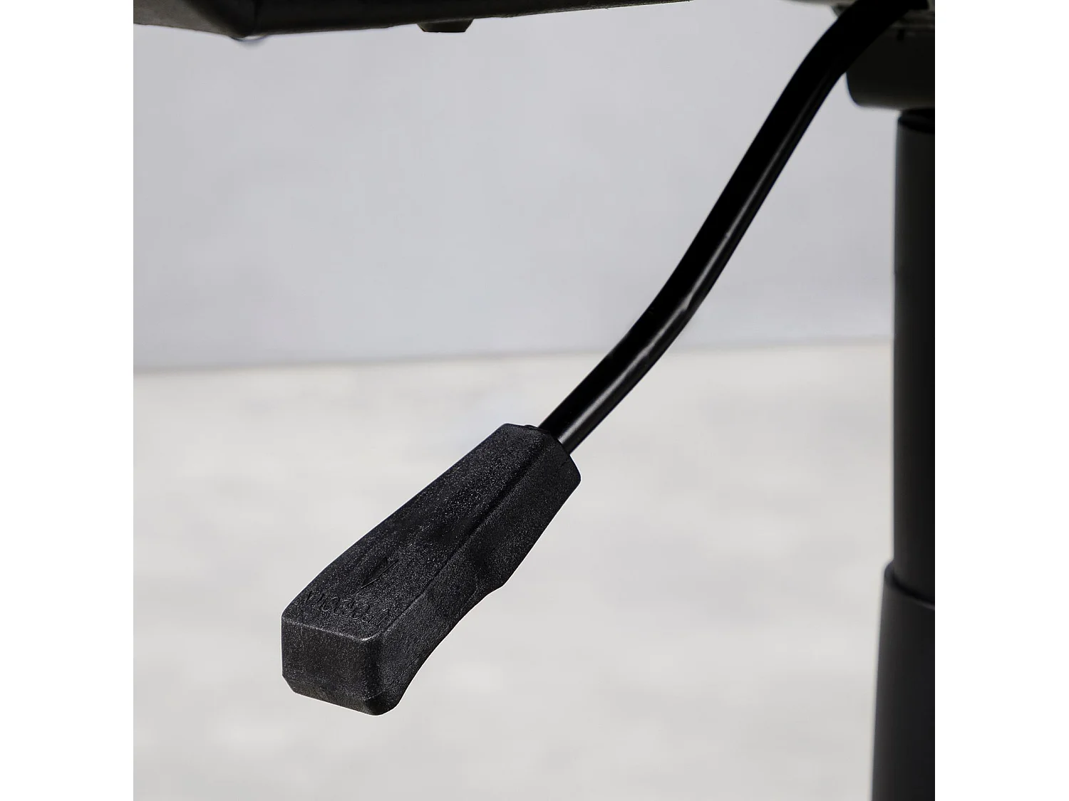 Chaise de bureau TODI gris assise pivotante et réglable en hauteur 99 cm, roulettes adaptées à la moquette