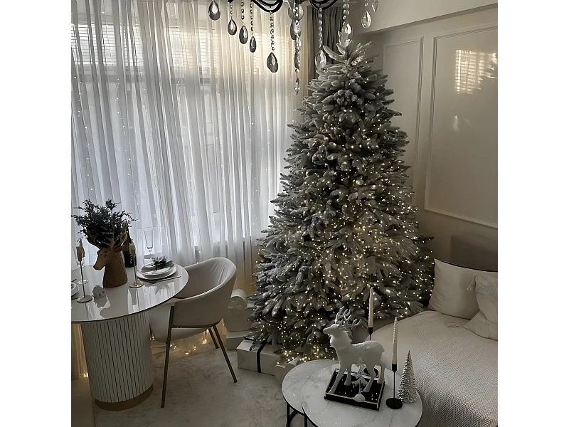 Smukła, nowoczesna choinka bożonarodzeniowa "Comet" pokryta śniegiem, wykonana z PE z efektem Real Touch + Flock, o wysokości 180 cm.