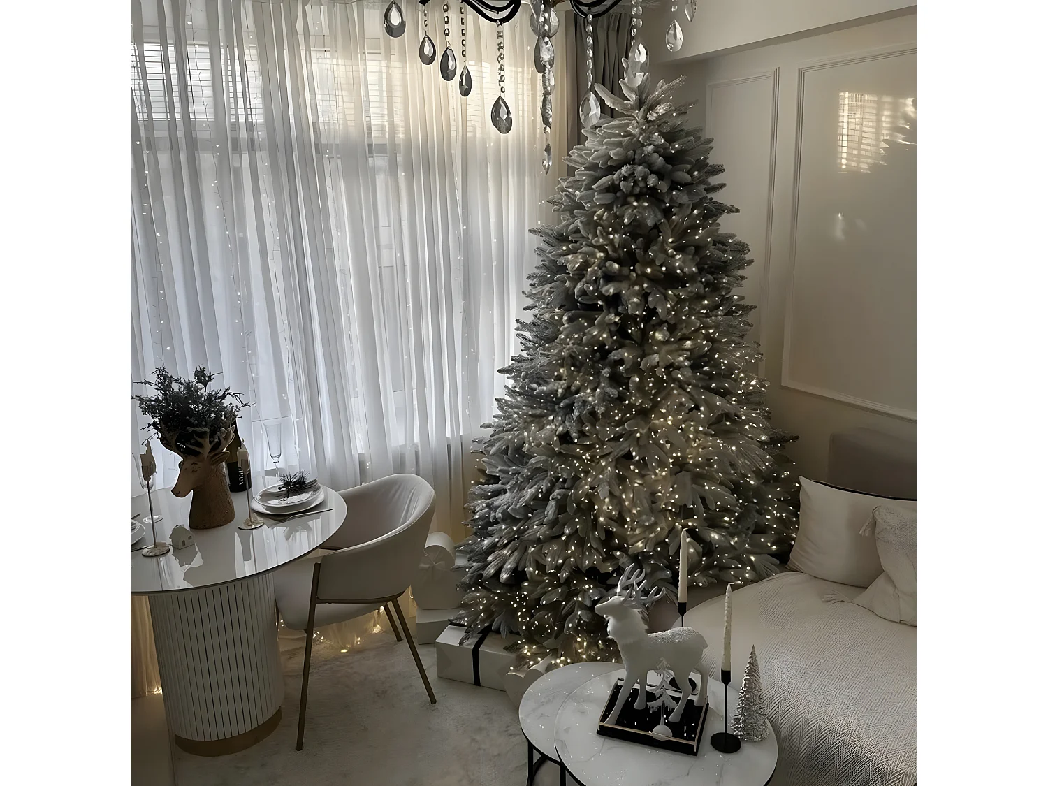 Smukła, nowoczesna choinka bożonarodzeniowa "Comet" pokryta śniegiem, wykonana z PE z efektem Real Touch + Flock, o wysokości 210 cm.