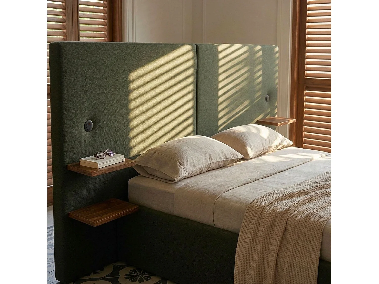 Lit-coffre complet avec tablettes et ports USB intégrés Lukas 160x200cm Tissu Vert