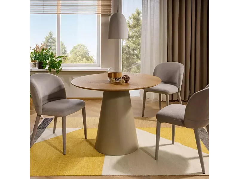 Chaise beige LYRO en tissu avec pieds gainé assorti et assise confortable