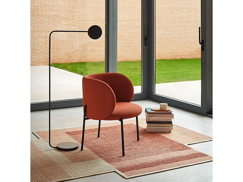 Fauteuil design arrondi en tissu pieds métal noir MOGI