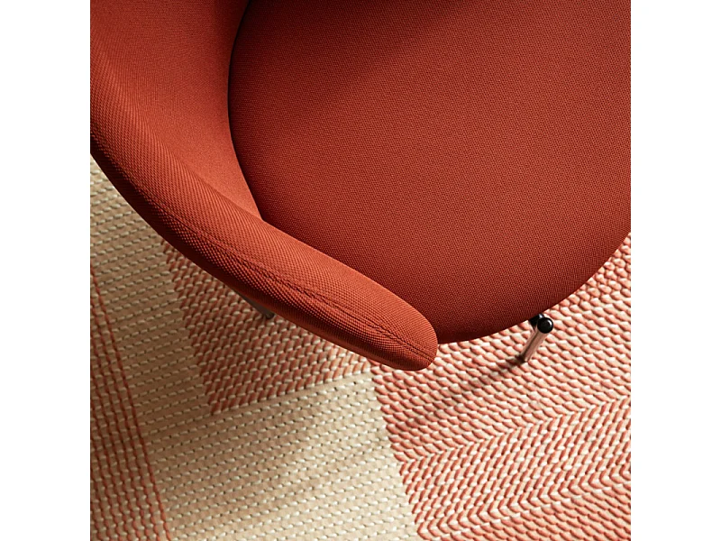 Fauteuil design arrondi en tissu pieds métal noir MOGI