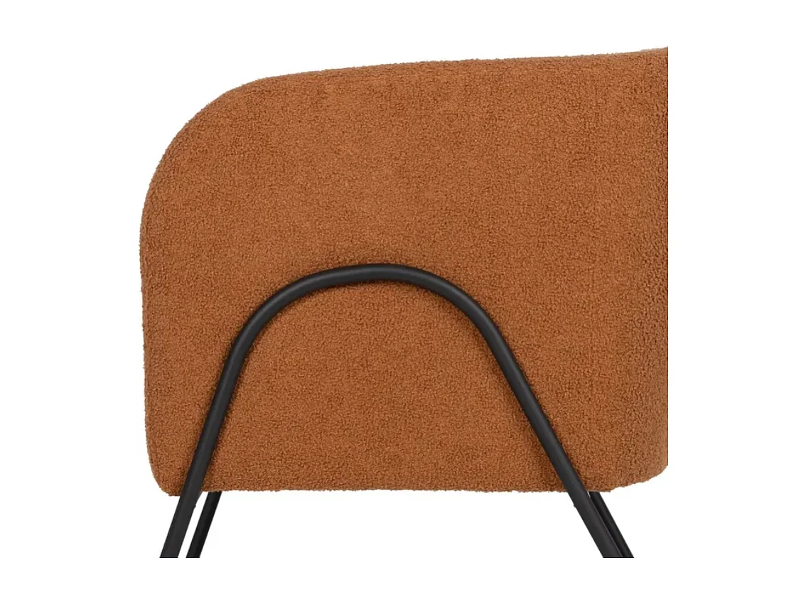 Fauteuil bouclé terracotta silhouette arquée métal noir DREFALIA