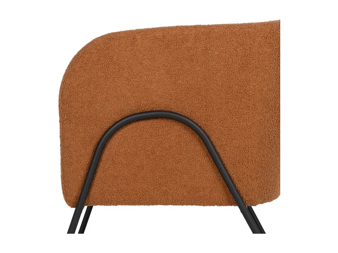 Fauteuil bouclé terracotta silhouette arquée métal noir DREFALIA