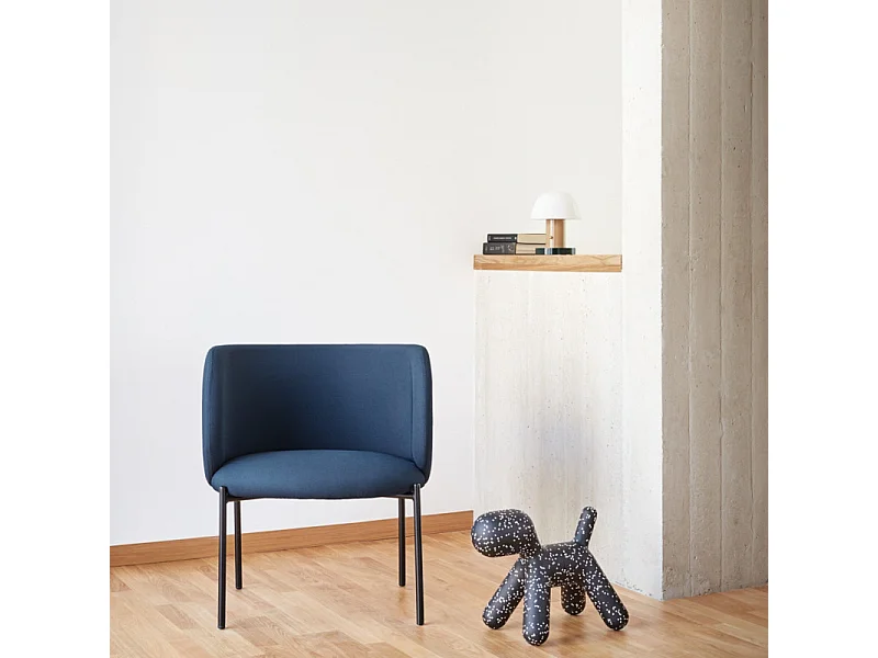 Fauteuil design arrondi en tissu pieds métal noir MOGI
