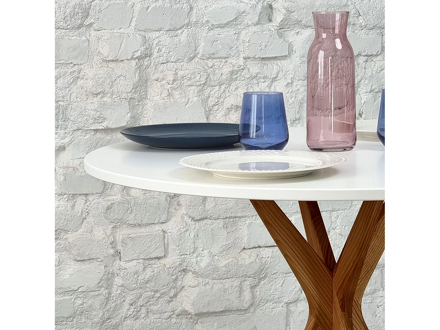 Table à manger ronde 80cm Jubi Gris Béton | Pied en frêne teinté chêne