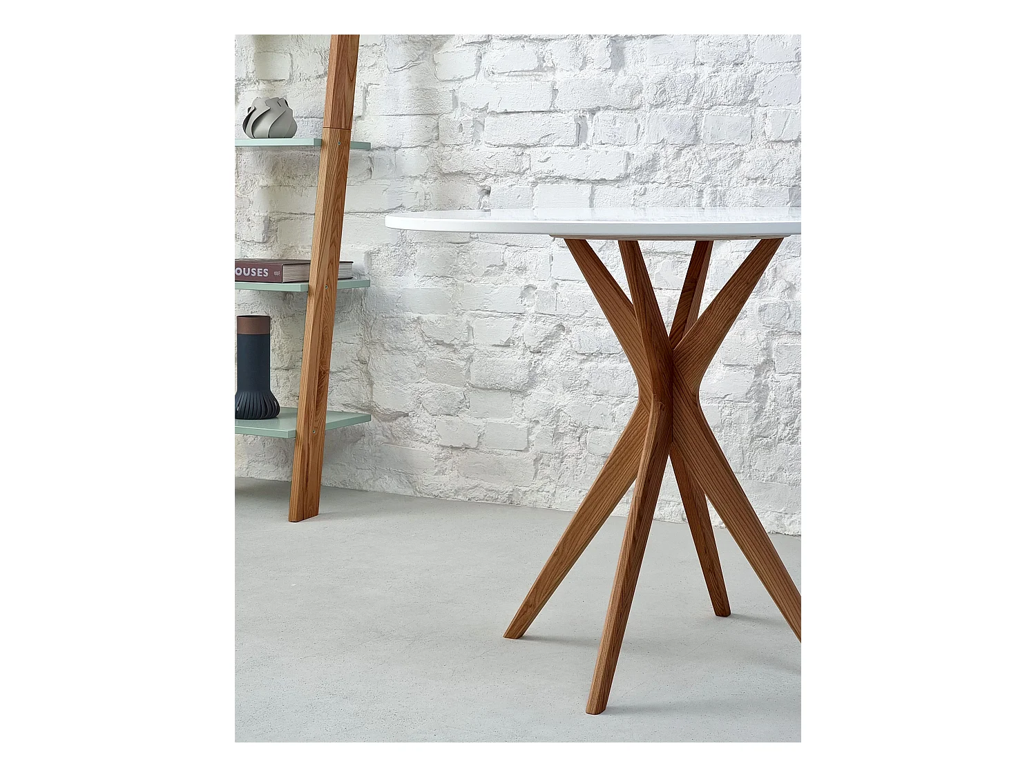 Table à manger ronde 90cm Bleu Doux | Pied en frêne teinté chêne