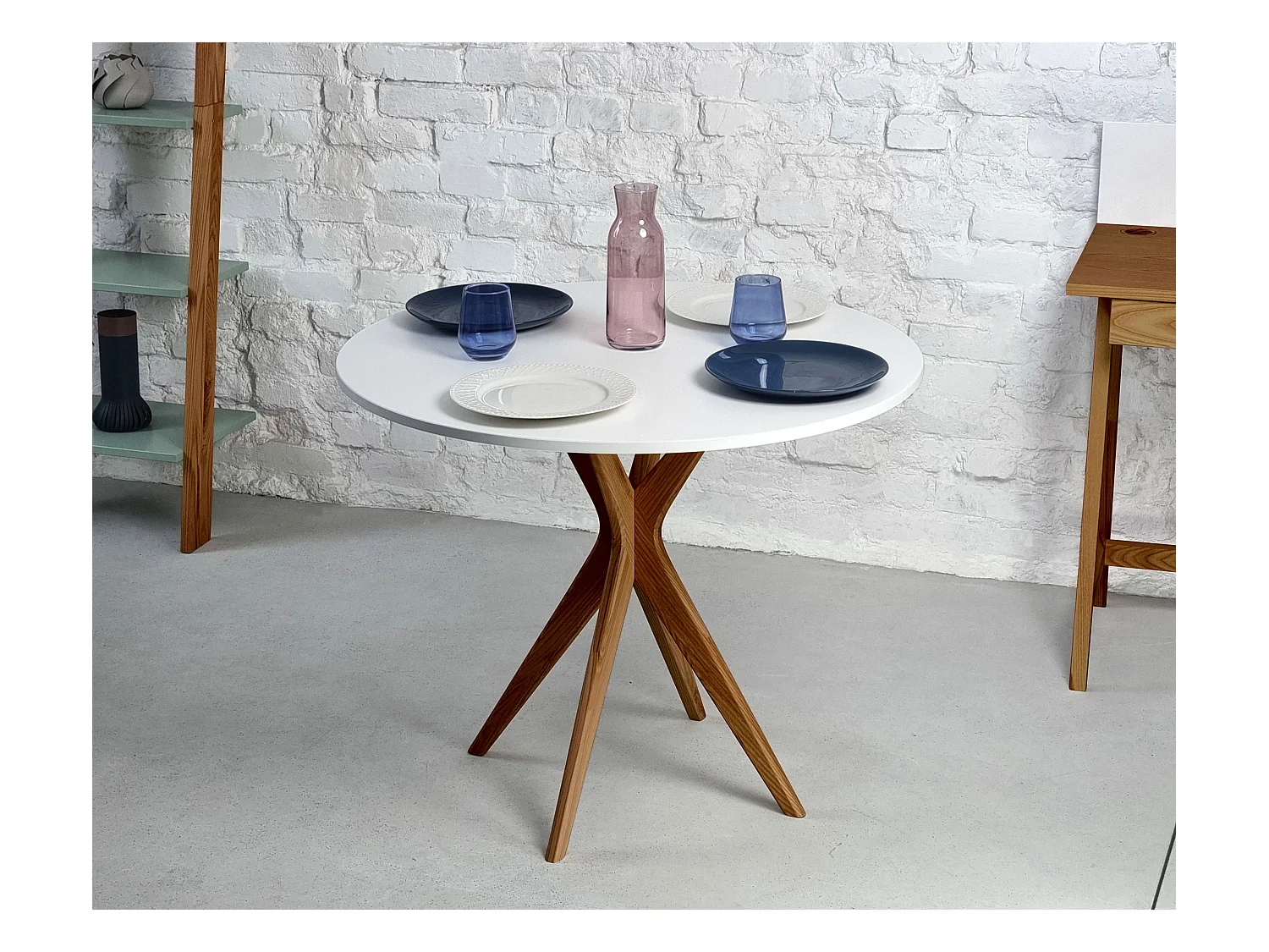 Table à manger ronde 70cm Jubi Blanc Craie | Pied en frêne teinté chêne