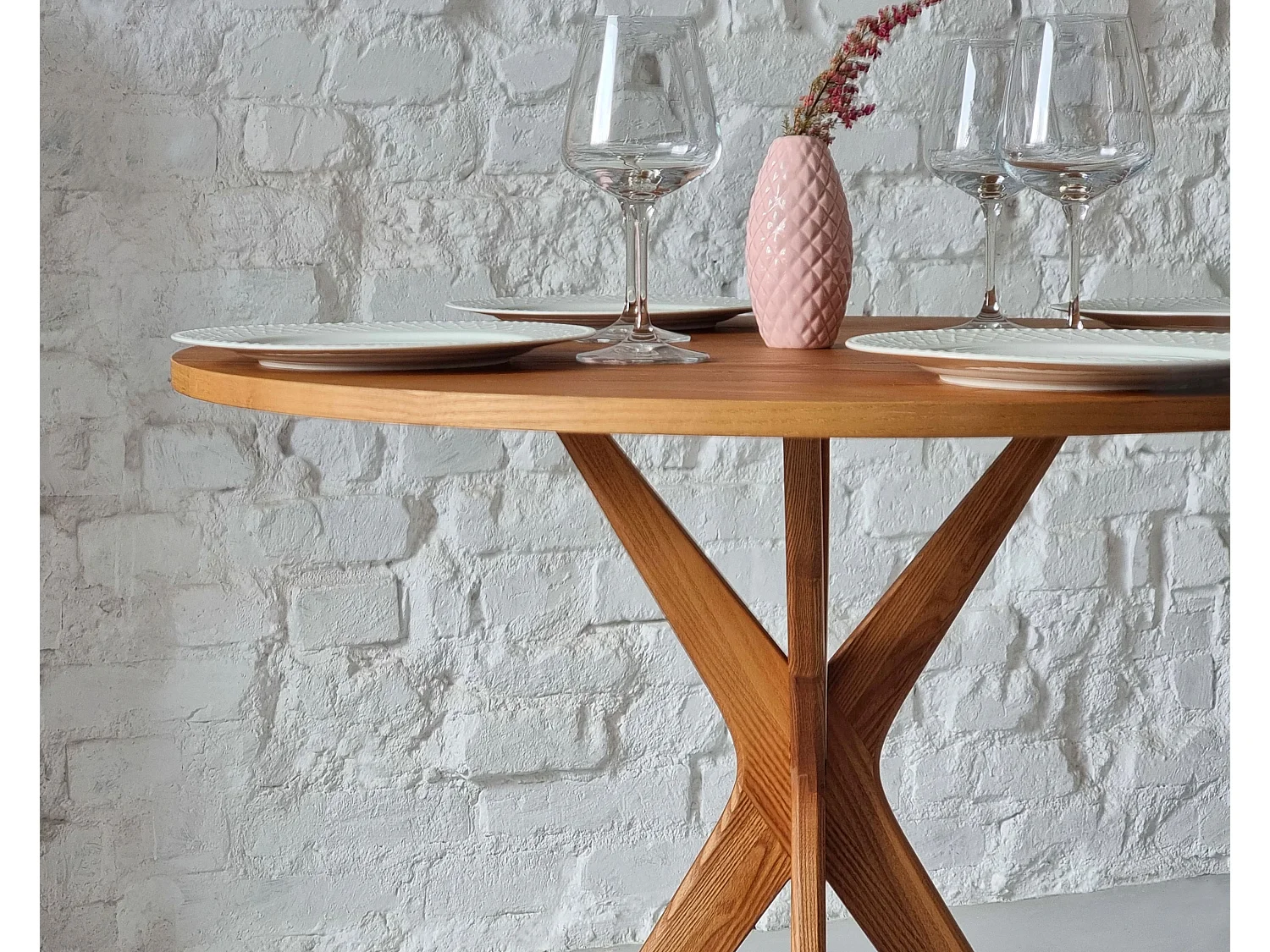 Table à manger ronde 60 cm Jubi frêne teinté noyer