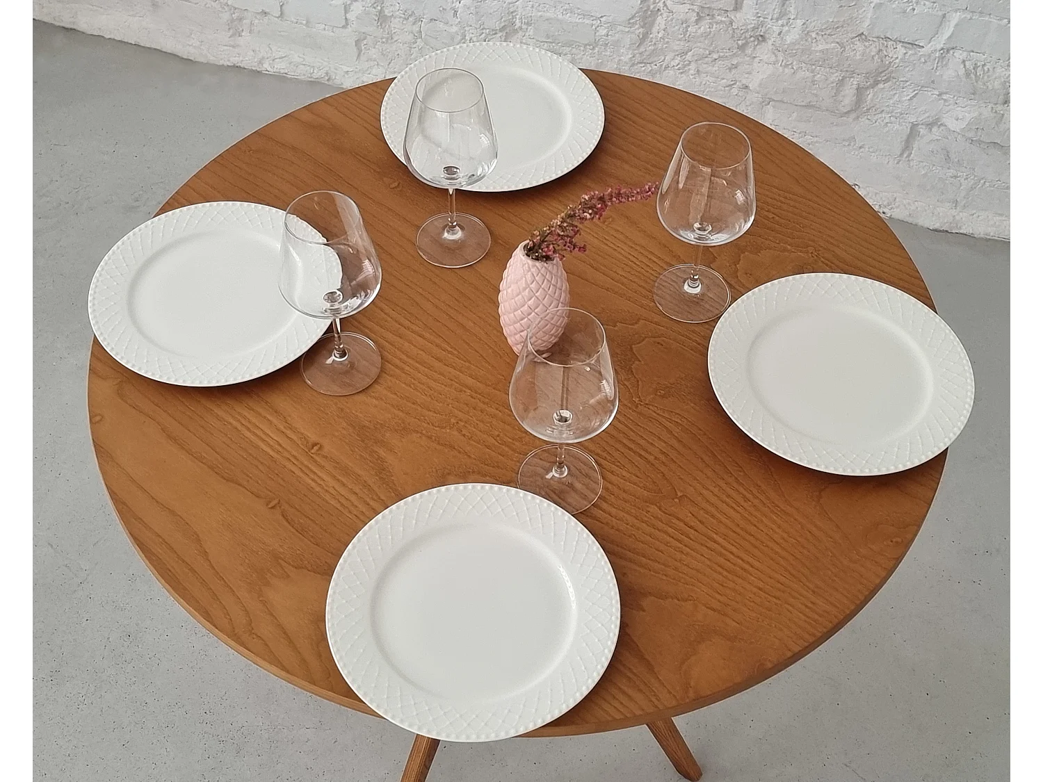 Table à manger ronde 60 cm Jubi frêne teinté noyer