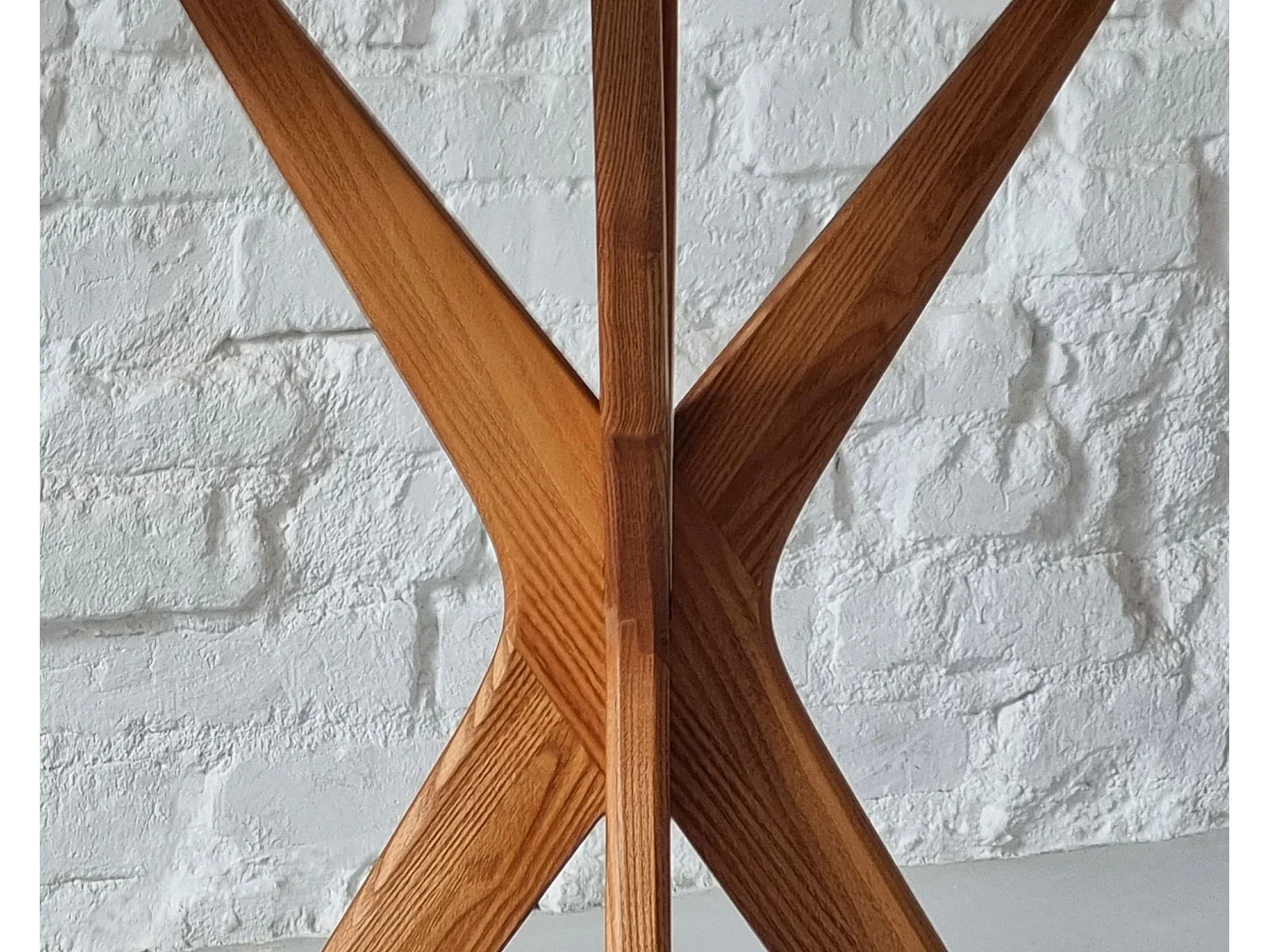 Table à manger ronde 60 cm Jubi frêne teinté noyer