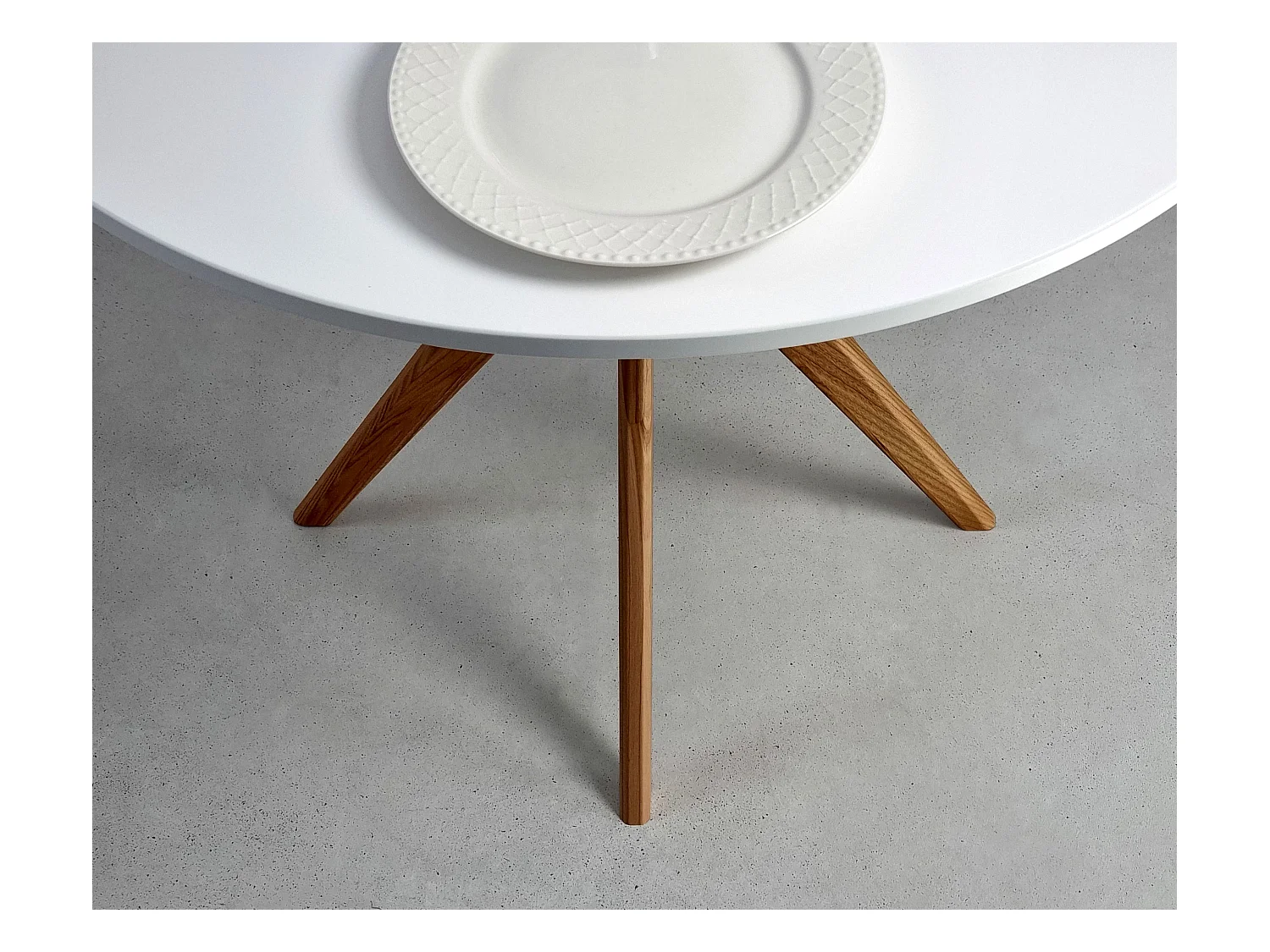 Table à manger ronde 90cm Jubi Blanc Craie | Pied en frêne teinté chêne