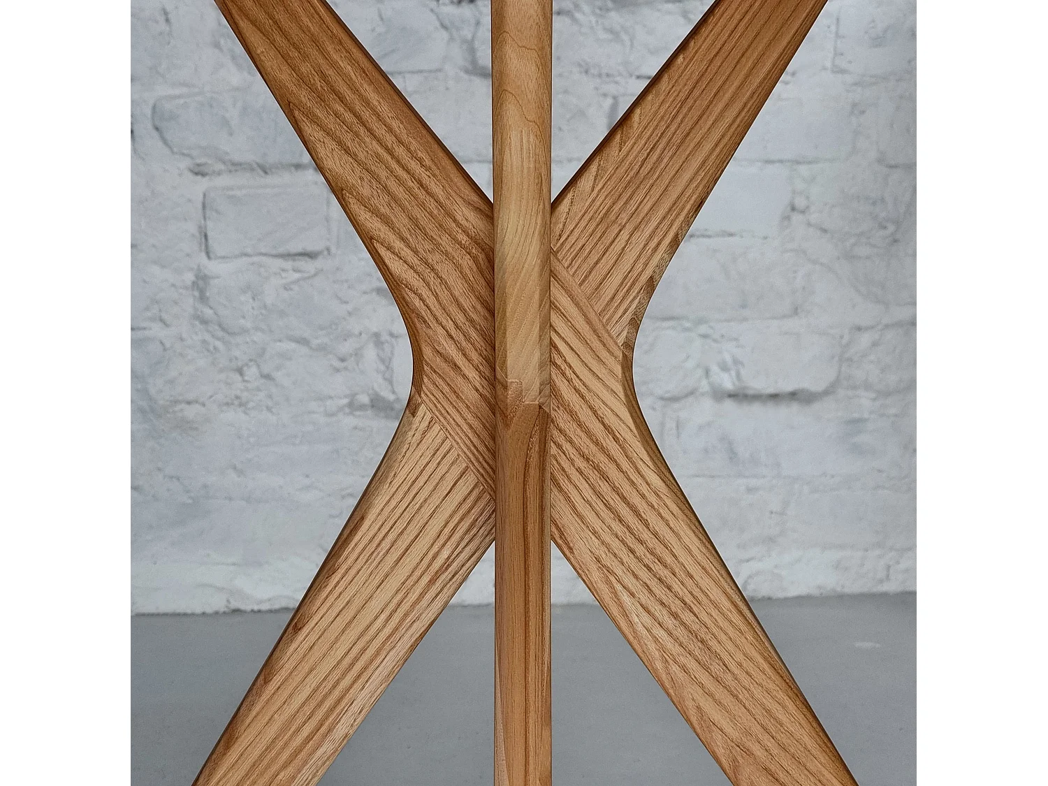 Table à manger ronde 80cm Jubi Blanc Craie | Pied en frêne teinté chêne