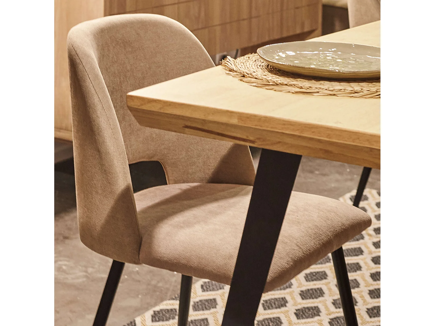 Pack 2 sillas Mos Moderno Beige Tapizadas Patas Metálicas Negro 58x86x50 cm