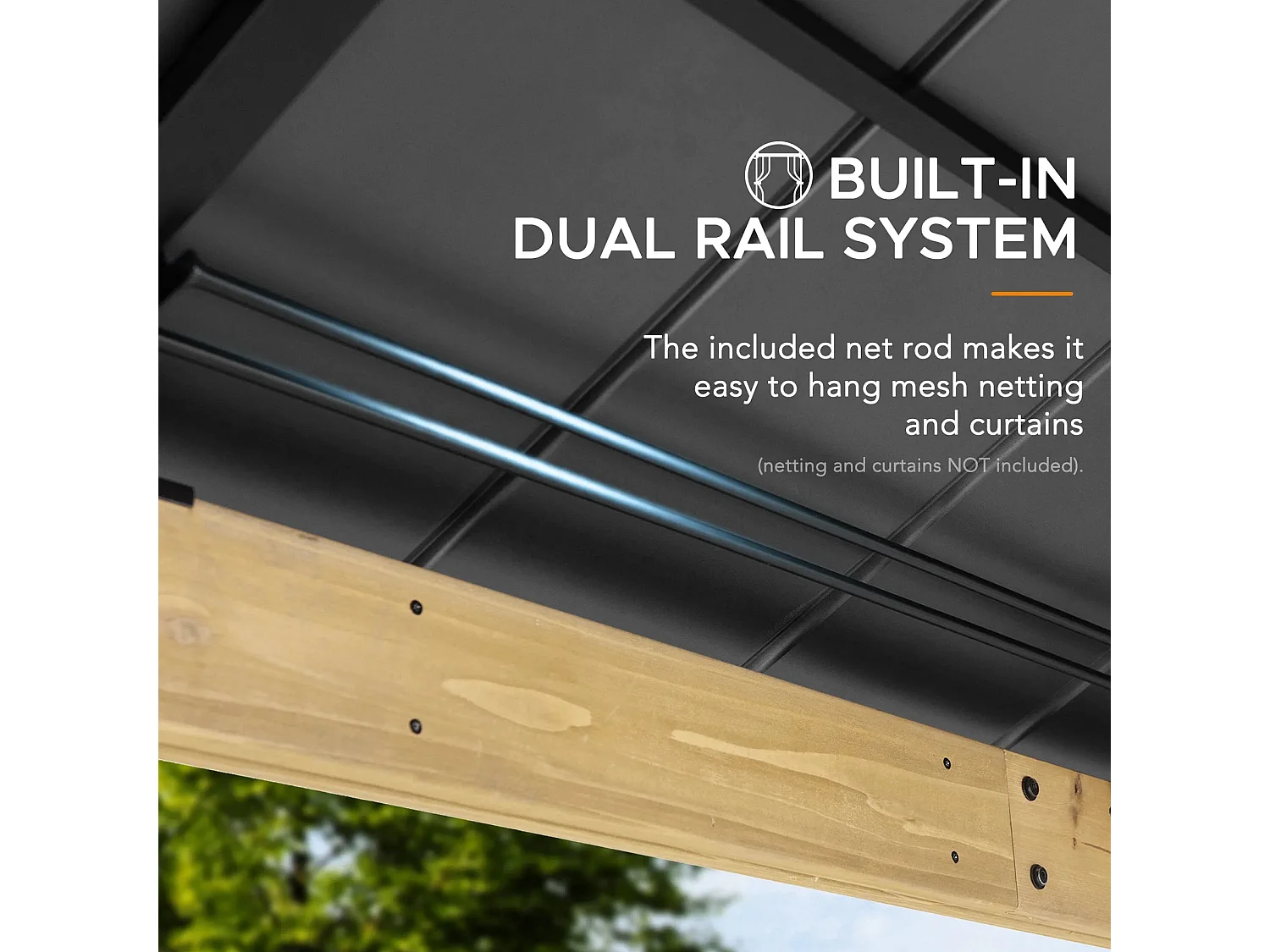 Tonnelle en bois avec toit rigide à deux niveaux en acier anthracite et avec rideau et filet Trivor 390 cm x 450 cm