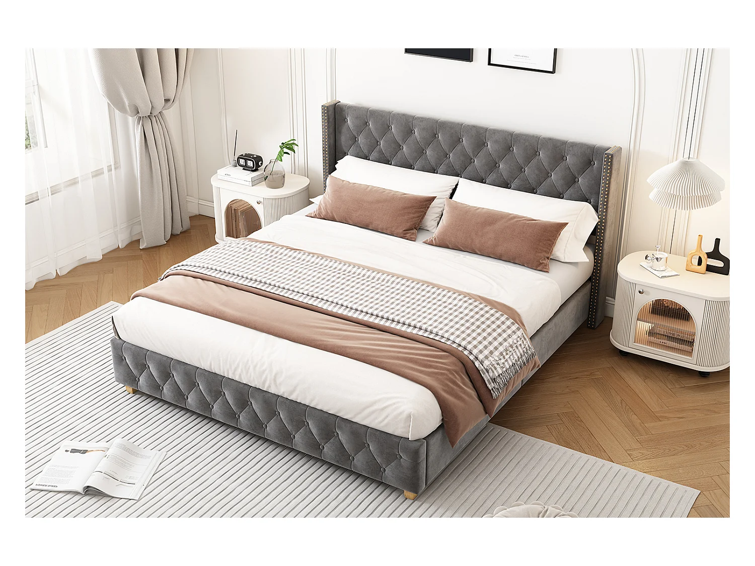 Lit rembourré 140×190 cm en velours gris avec sommier à lattes, tête de lit capitonnée et rivets décoratifs