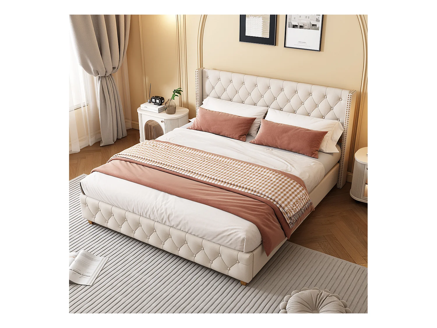 Lit rembourré 160×200 cm avec sommier à lattes et tête de lit, capitonnage, clous décoratifs, pieds en bois, lin, beige