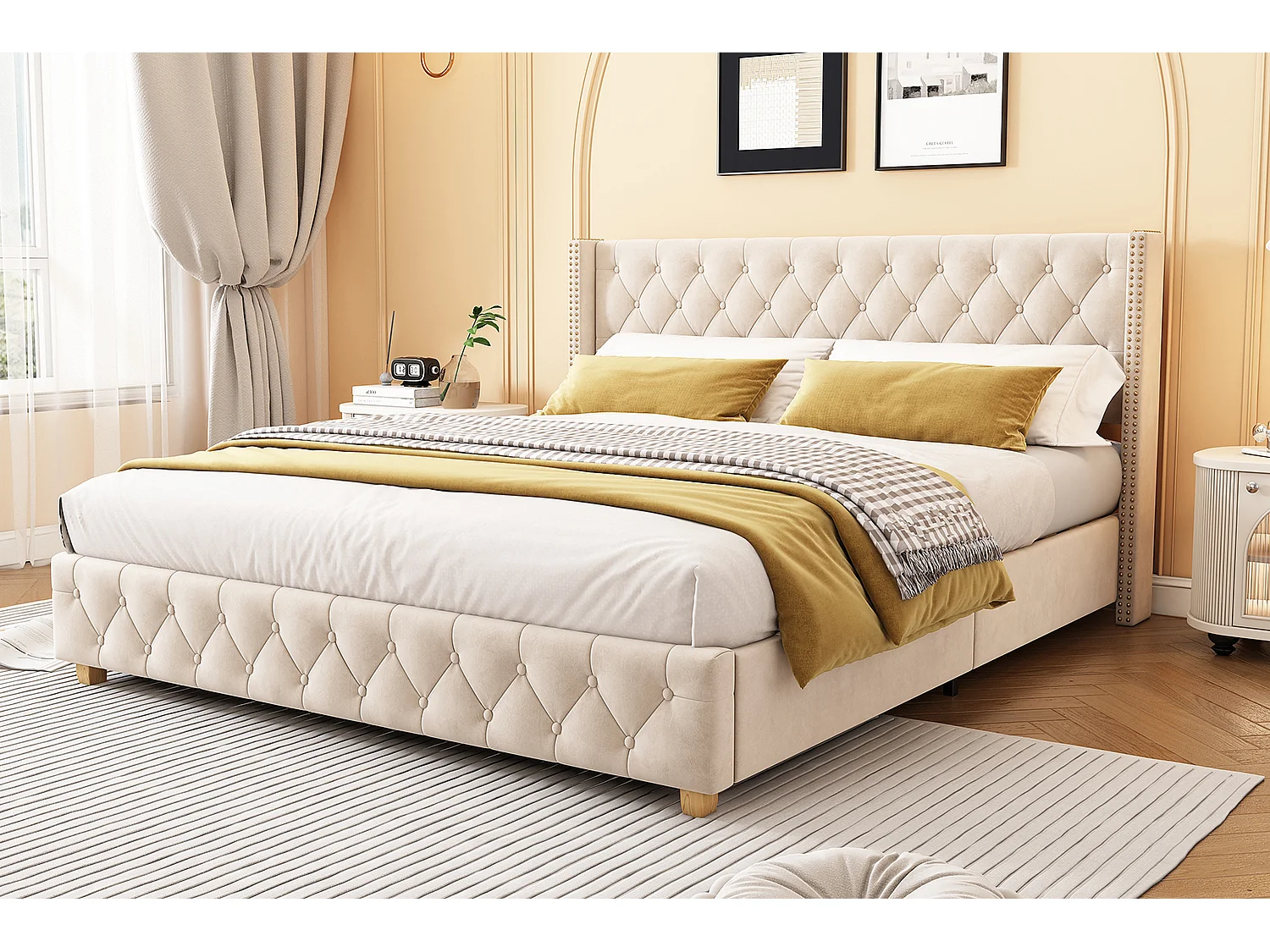 Lit rembourré 180×200 cm avec sommier à lattes et tête de lit, capitonnage, clous décoratifs, pieds en bois, velours, beige clair