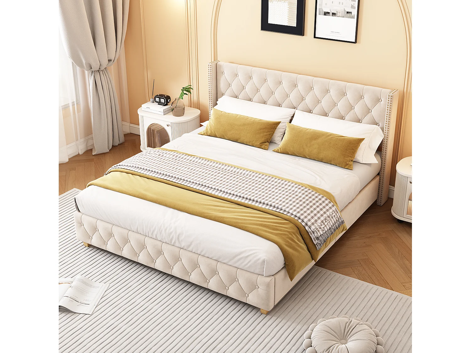 Lit rembourré 160×200 cm avec sommier à lattes et tête de lit, capitonnage, clous, pieds en bois, velours, beige clair