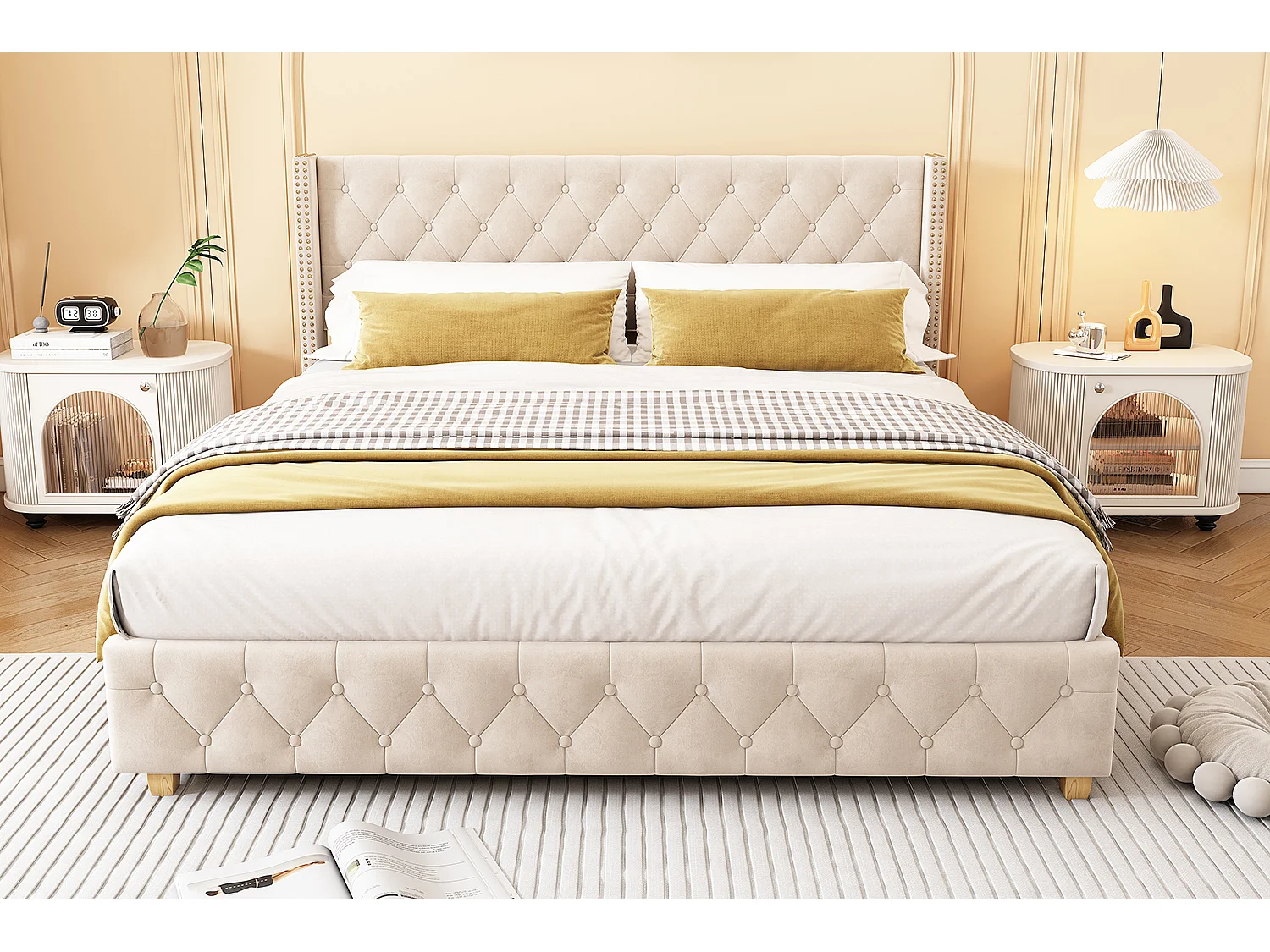 Lit rembourré 160×200 cm avec sommier à lattes et tête de lit, capitonnage, clous, pieds en bois, velours, beige clair