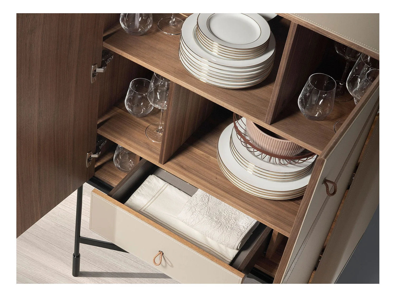 Buffet haut cuir, noyer et acier noir 3280 ANGEL CERDA