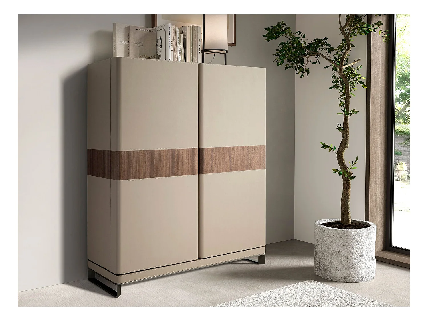 Buffet haut en cuir, noyer et acier poli