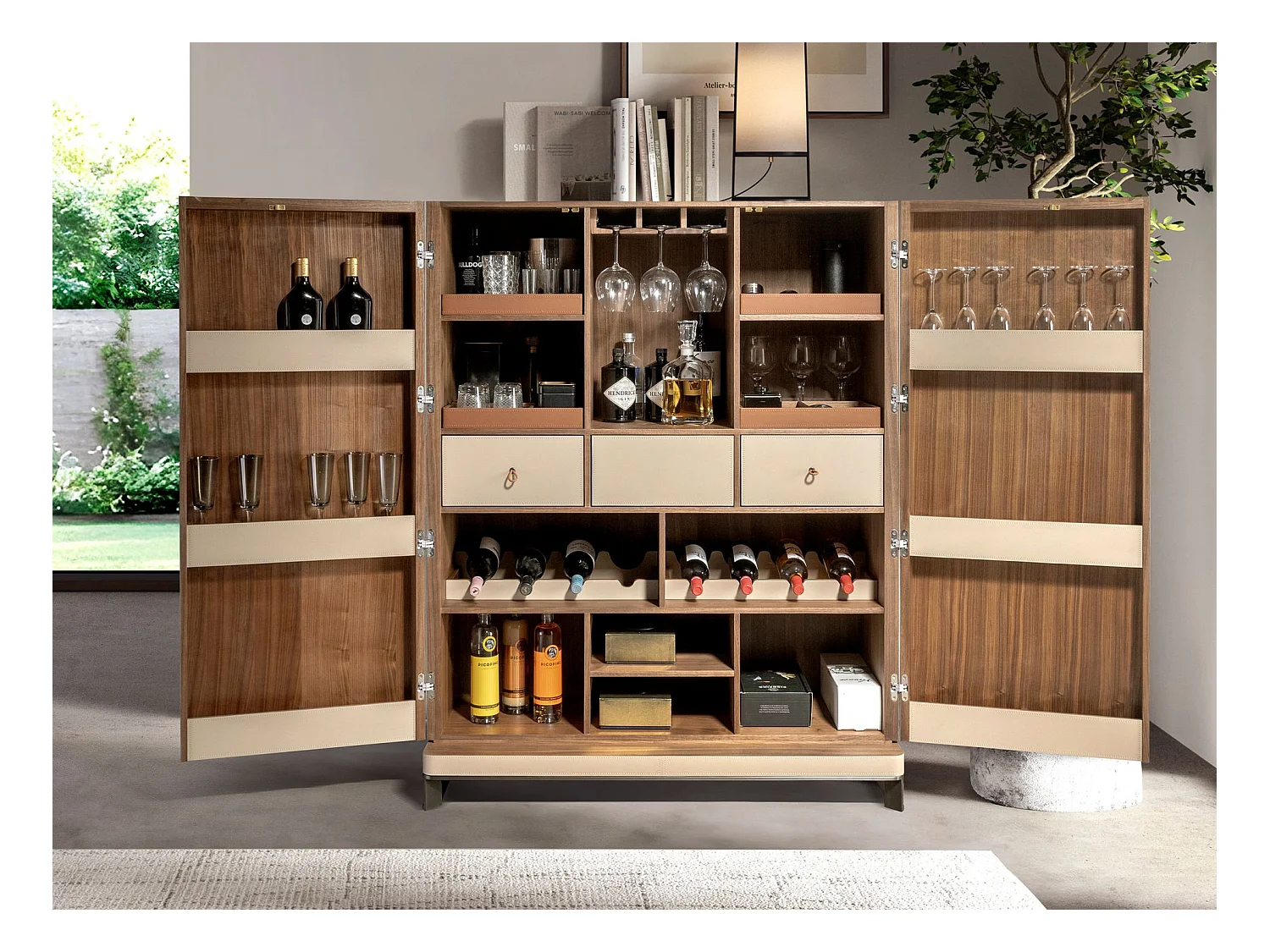 Buffet haut en cuir, noyer et acier poli