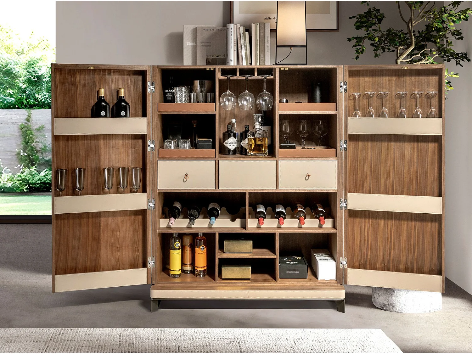 Buffet haut en similicuir, noyer et acier poli 3276 ANGEL CERDA